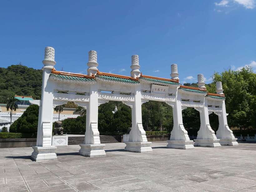 Taipei: Classic Landmarks Day Tour - Chiang Kai-shek Memorial Hall and the guard change