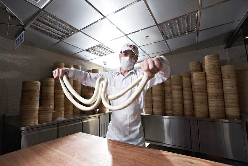 Taipei: Din Tai Fung Restaurant Experience - Timing your visit for a shorter wait