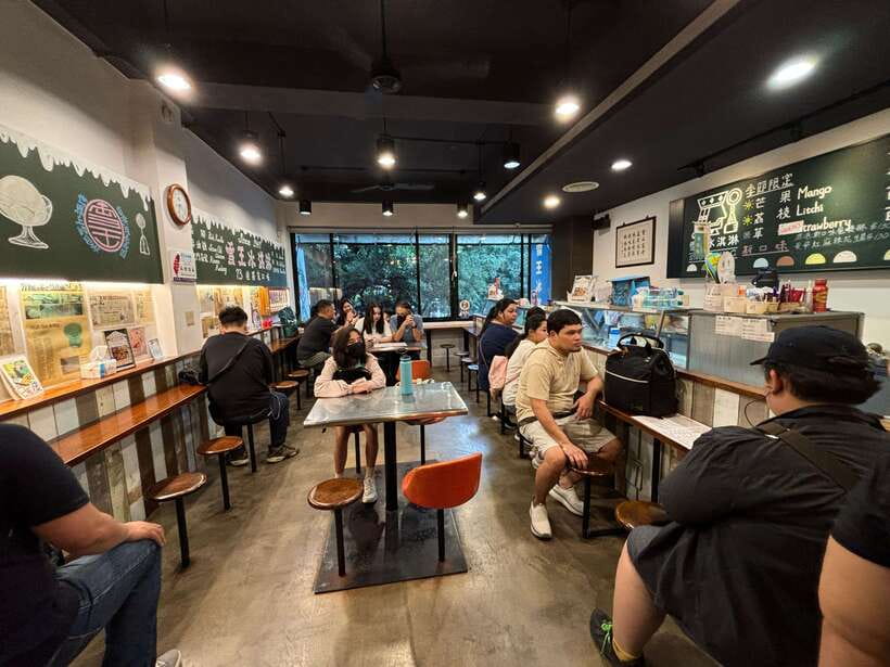 Taipei Foodie + History Walking Tour - Meeting at Beimen and entering the old city