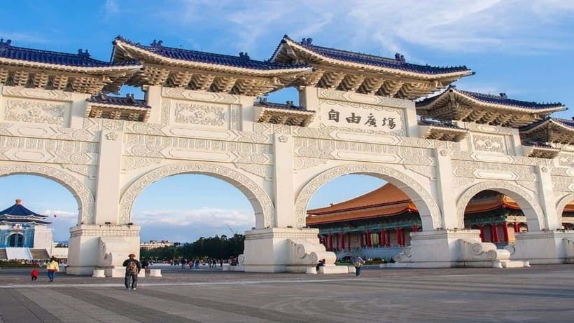 Taipei: Highlight Attractions Walking Tour - Chun Shui Tang and the bubble tea break