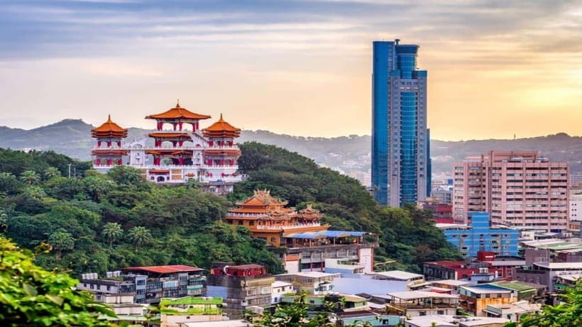Taipei: Highlight Attractions Walking Tour - What the guides add