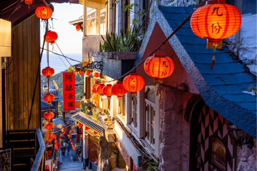 Taipei: Jiufen Night View and Shifen Day Tour - Guides make the difference
