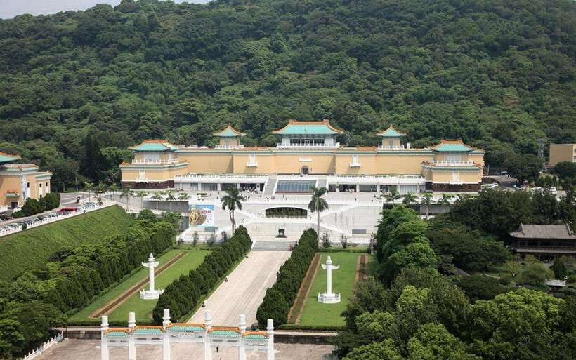 Taipei: National Palace & Shung Ye Aborigines Museums Ticket - Entering the National Palace Museum