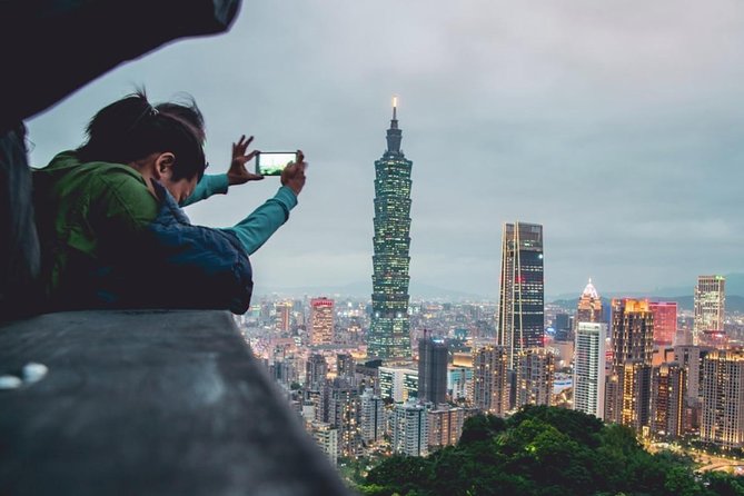 Taipei: Private Car Charter Tour - Taipei 101 and Elephant Mountain: two views, different rewards