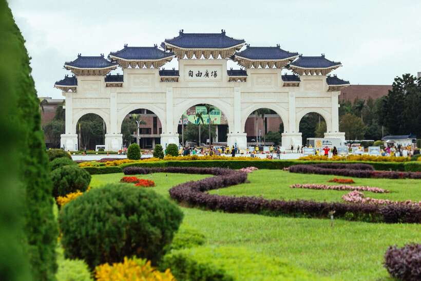 Taipei: Private Tour with Locals – Highlights & Hidden Gems - Maji Market, where sightseeing meets food