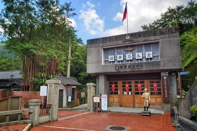 Taipei's Old Gold Rush Town: Jiufen Guided Night Tour - Jinguashi explains the gold rush