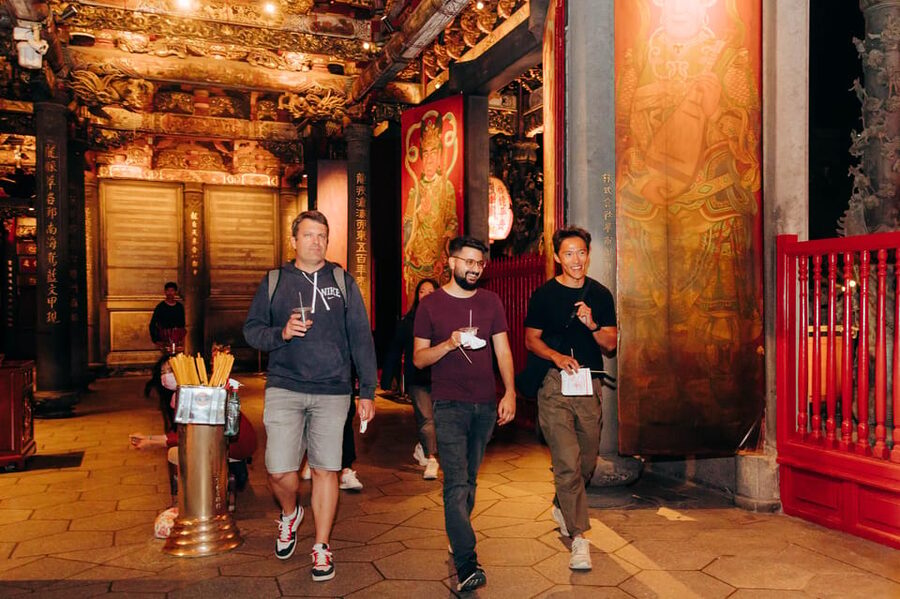 Taipei's Origin & Longshan Temple - Taiwan Cultural Tour - Trying the moonstone ritual