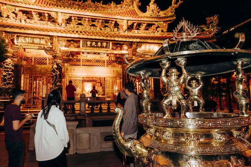 Taipei's Origin & Longshan Temple - Taiwan Cultural Tour - Timing, meeting point, and the walk itself
