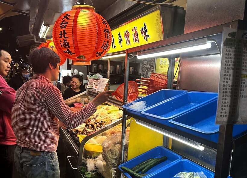 Taipei: Street Food & Hidden Eats Night Market Food Tour - Yongkang Street mixes famous names with everyday favorites