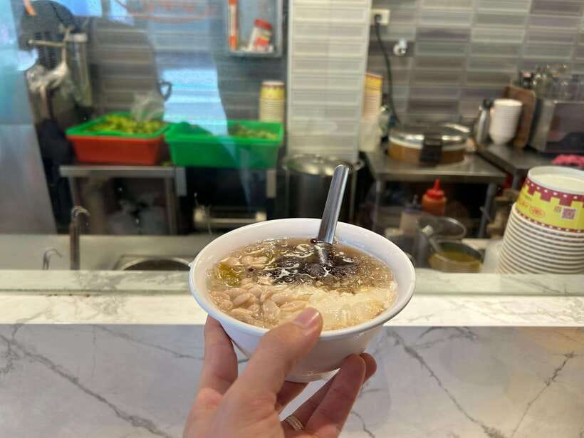 Taipei: Street Food & Hidden Eats Night Market Food Tour - What the guide adds beyond the food