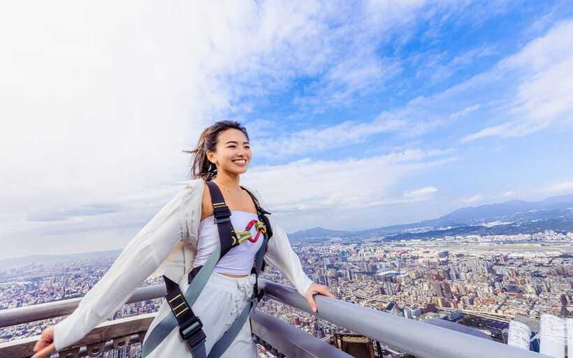 Taipei: Taipei 101 Observatory - Skyline 460 Cloud Walk - How frightening is the glass floor?