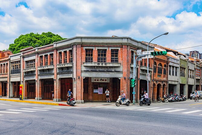 Taipei Timeout: Private 8-Hour Layover Adventures - Chiang Kai-shek Memorial Hall and Taiwan’s political story