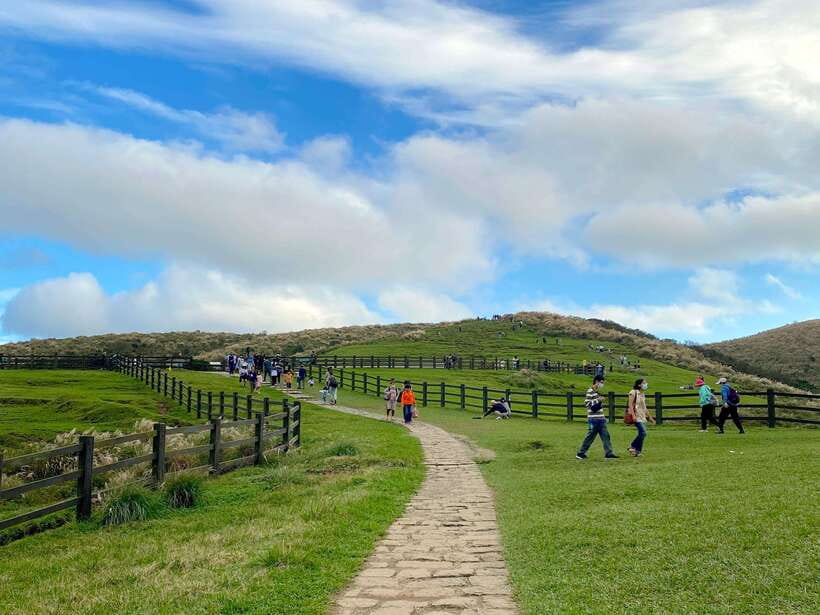 Taipei: Yangmingshan & Beitou Full-Day Tour - Yangmingshan’s flowers, grasslands, and volcanic ground