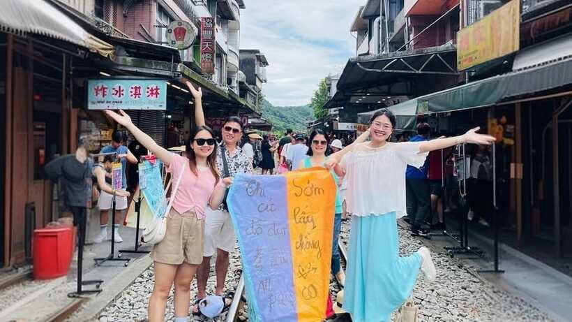 Taipei: Yangmingshan, Yehliu, and Jiufen Shifen Day Tour - Shifen Old Street and the sky lantern tradition
