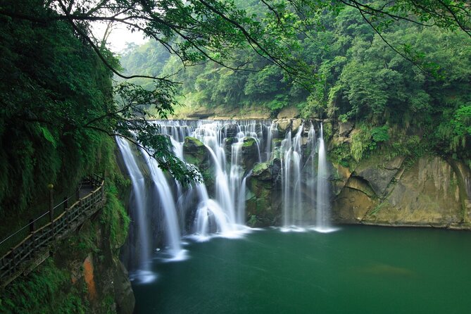 Taiwan TST: Private Tour Taipei Yehliu, Chaojing, Shifen, Jiufen - What the drivers add to the day