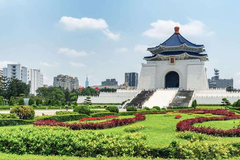 Taoyuan Airport: Layover Taipei City Tour - Chiang Kai-shek Memorial Hall and the changing guard