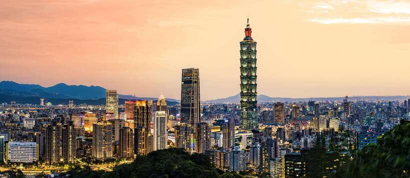Taoyuan Airport: Layover Taipei City Tour - Lungshan Temple for a different side of the city