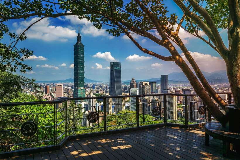 Taoyuan Airport: Layover Taipei City Tour - Dihua Street: the best place to taste and browse