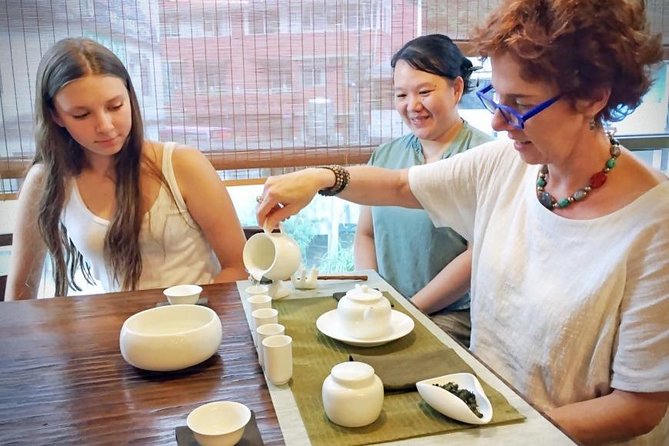 Tea of Taipei: Small-Group Tour with Taipei City Sightseeing - Lunch in Shihting Old Street