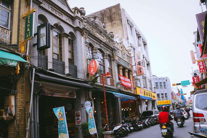 Vintage Taipei - Best of Taiwan and Sunset Walking Tour - Walking through Da Dao Cheng