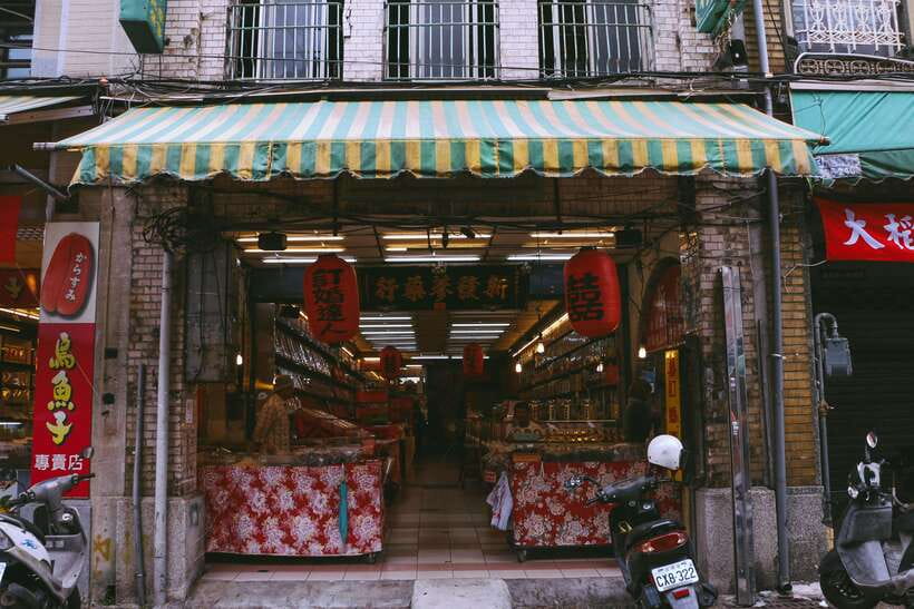 Vintage Taipei - Best of Taiwan and Sunset Walking Tour - Vintage streets meet the dockside food market