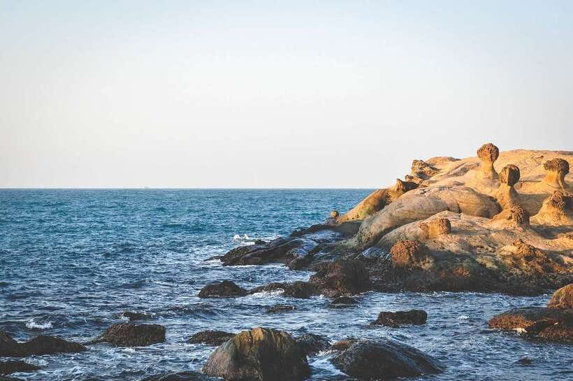 Yehliu Geopark Admission Ticket - Heat, warning lines, and sensible behavior