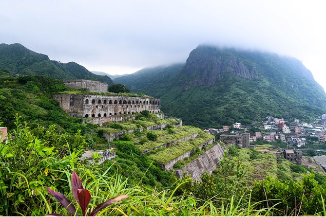 Yehliu, Golden Waterfall, Jiufen, Shifen Day Tour - Guides, group size, and the feel of the day