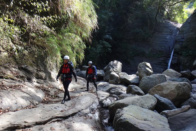 Yi-Hsin creek canyoning in northern Taiwan - Leaving Taipei before the city wakes up
