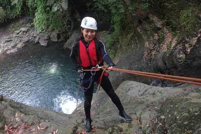 Yi-Hsin creek canyoning in northern Taiwan - Entering Yi-Hsin Creek on foot